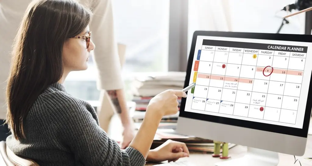 Managing Client Meetings Made Easy: Calendars, Booking, and CRM for Optimal Scheduling